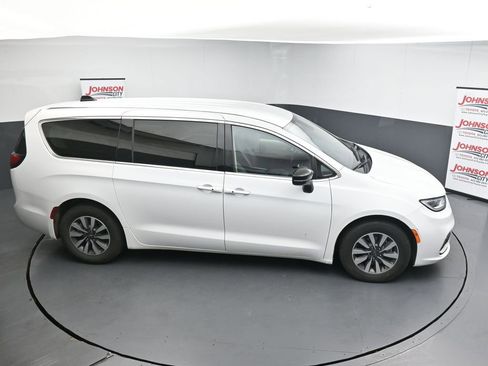 Used 2024 Chrysler Pacifica Limited FWD image 17