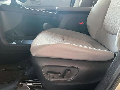Used 2025 Toyota Sienna LE FWD image 16