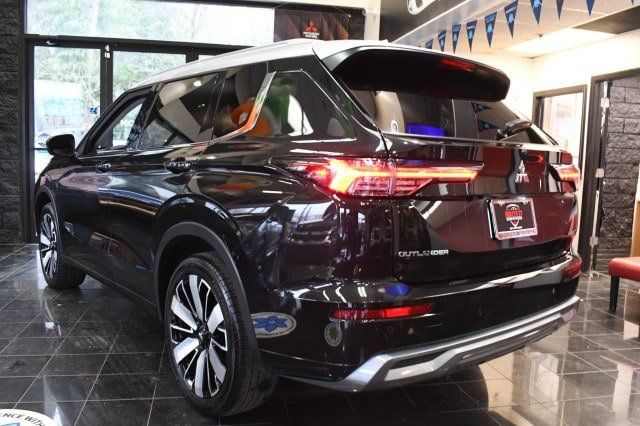 Used 2025 Mitsubishi Outlander AWD image 14