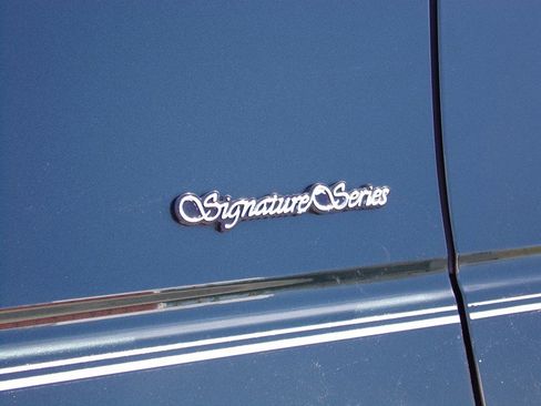 Used 2002 Lincoln Town Car Signature RWD image 16