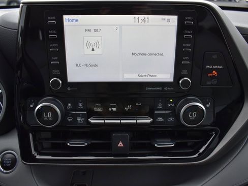 Used 2021 Toyota Highlander XLE image 18