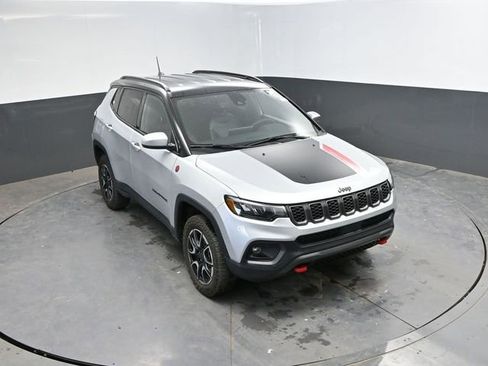 Used 2025 Jeep Compass Trailhawk AWD/4WD image 31