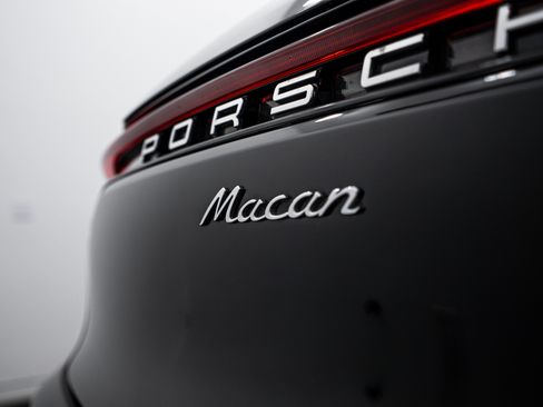 Certified 2024 Porsche Macan image 27