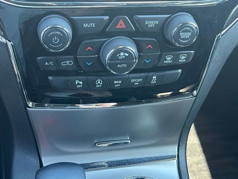 Used 2019 Jeep Grand Cherokee Overland AWD/4WD image 32