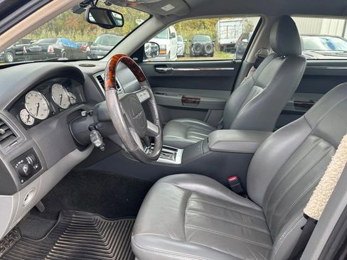 Used 2005 Chrysler 300 C image 9