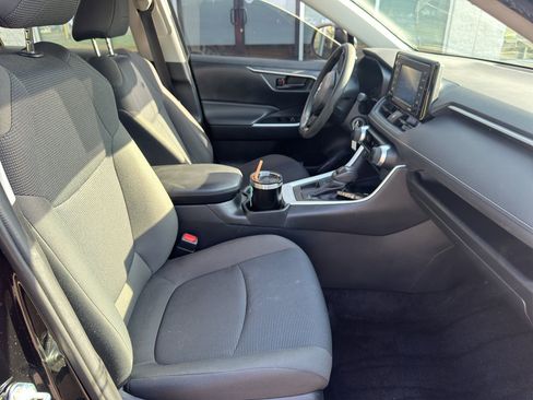 Used 2021 Toyota RAV4 LE image 12