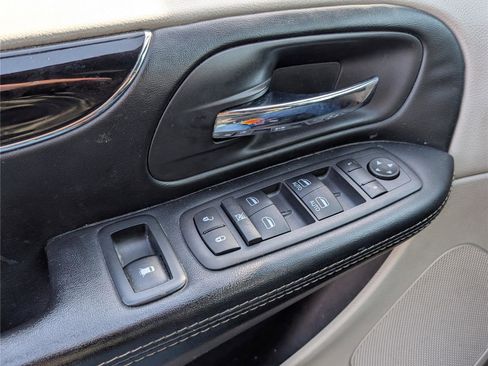 Used 2019 Dodge Grand Caravan SXT image 18