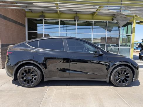 Used 2022 Tesla Model Y Long Range AWD/4WD image 9