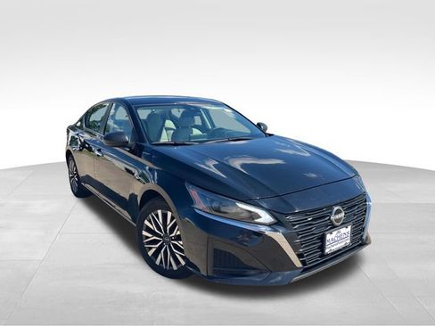 Used 2024 Nissan Altima 2.5 SV FWD image 13