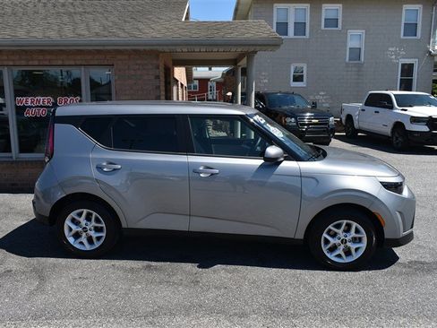 Used 2025 Kia Soul LX w/ LX Technology Package FWD image 2