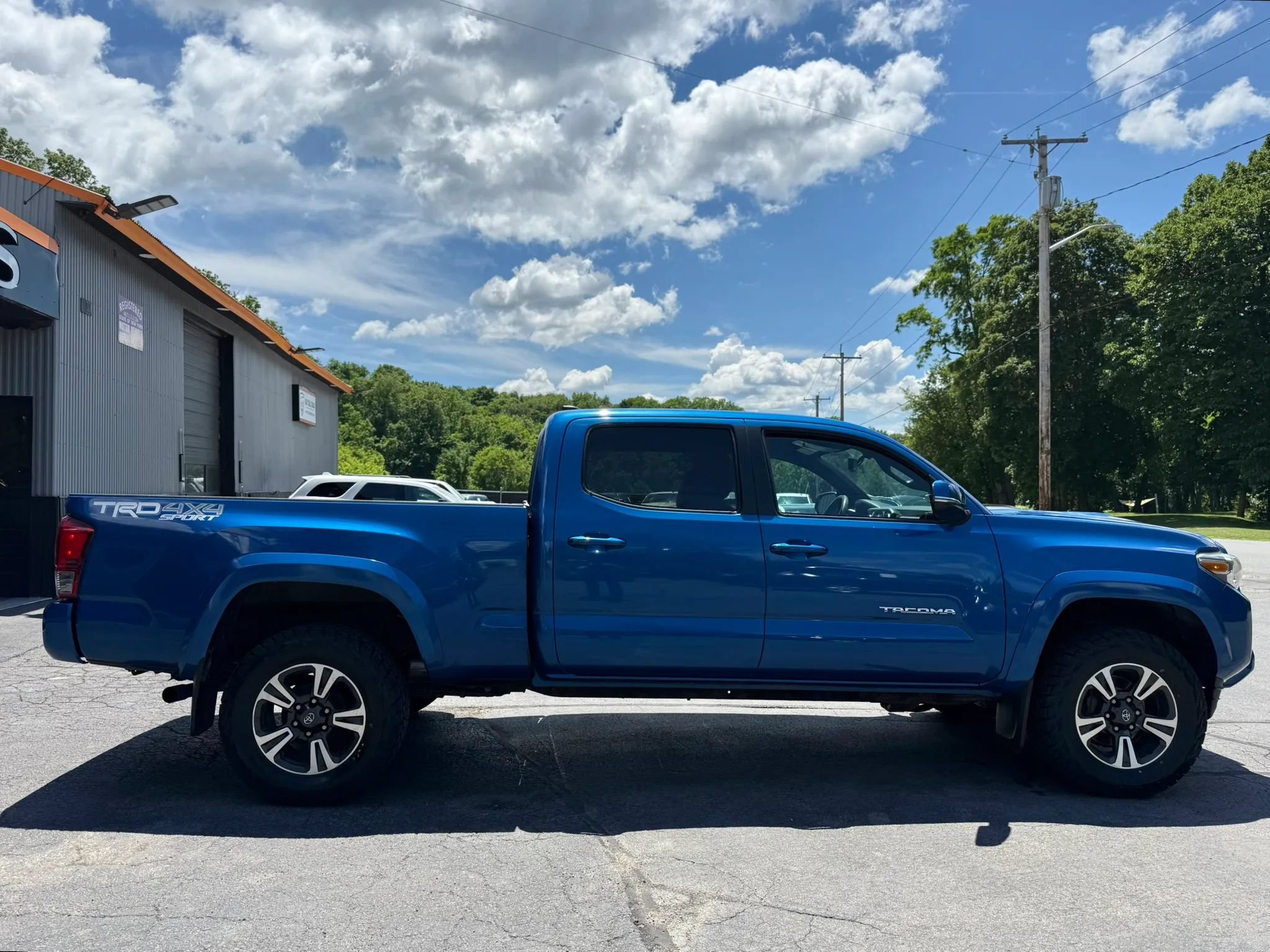 Used 2016 Toyota Tacoma TRD Sport w/ Towing Package AWD/4WD image 7