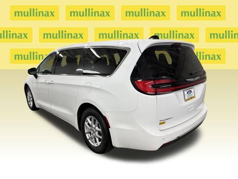 Used 2023 Chrysler Pacifica Touring-L FWD image 10