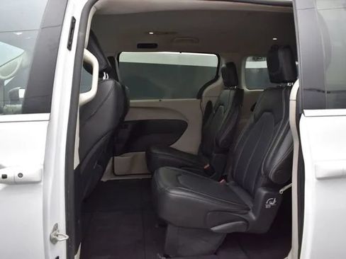 Used 2024 Chrysler Pacifica Touring-L FWD image 15