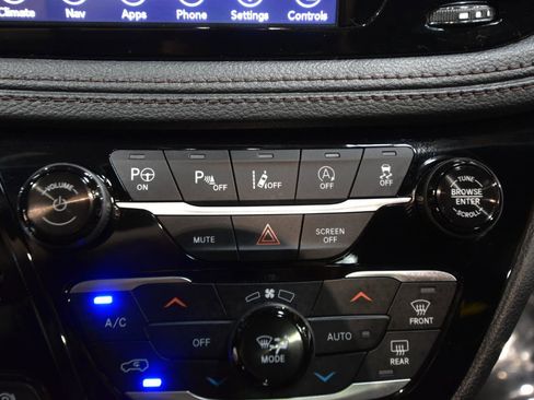 Used 2020 Chrysler Pacifica Limited FWD image 33