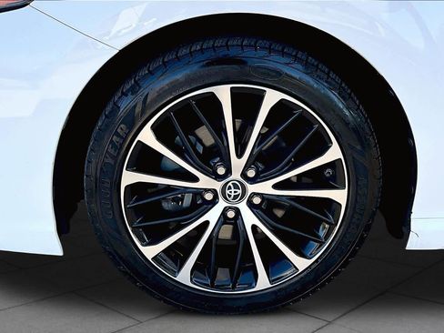 Used 2018 Toyota Camry SE image 11