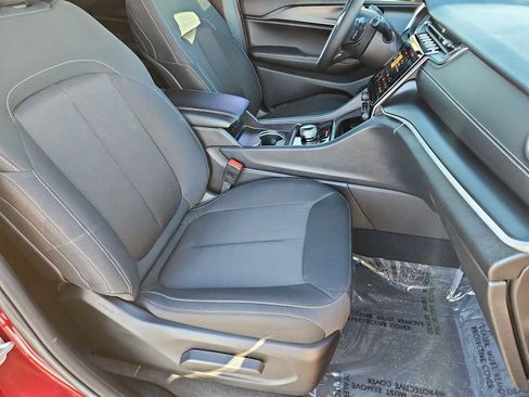 Used 2025 Jeep Grand Cherokee Laredo w/ Luxury Tech Group I image 23