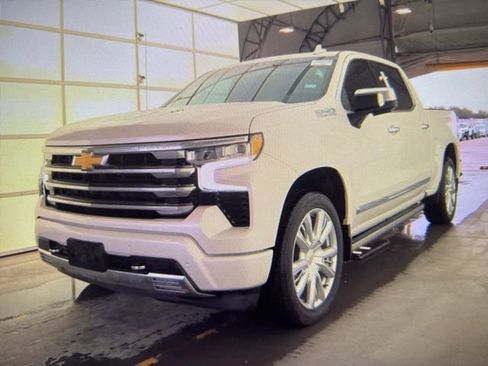 Used 2025 Chevrolet Silverado 1500 High Country AWD/4WD image 3