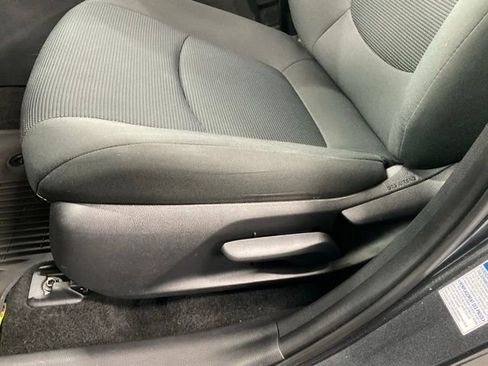 Used 2021 Toyota RAV4 LE image 31