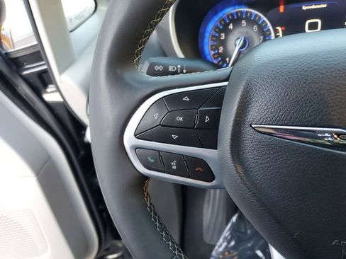 Used 2024 Chrysler Pacifica Touring-L image 28