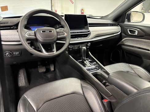 Used 2025 Jeep Compass Latitude image 26
