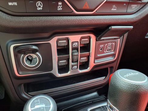 Used 2025 Jeep Gladiator Sport AWD/4WD image 12