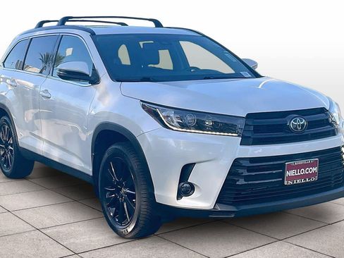 Used 2019 Toyota Highlander SE image 2