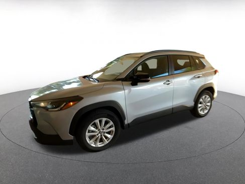 Used 2025 Toyota Corolla Cross LE image 8