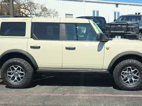 Used 2025 Ford Bronco Badlands image 1