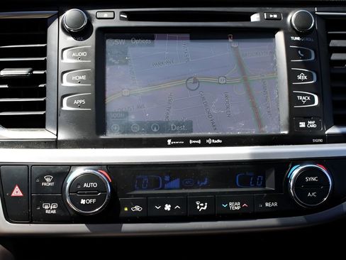 Used 2019 Toyota Highlander XLE AWD/4WD image 16