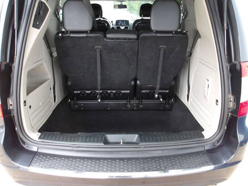 Used 2013 Chrysler Town & Country Touring FWD image 23