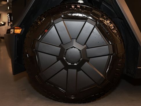 Used 2024 Tesla Cybertruck AWD Crew Cab image 25