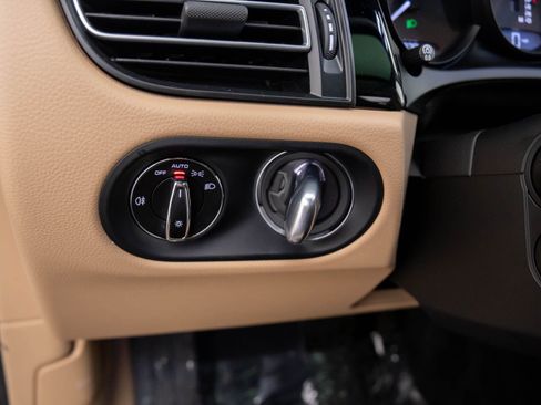 Certified 2025 Porsche Macan image 30