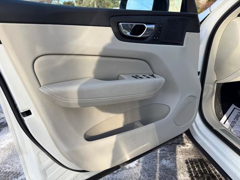 Used 2023 Volvo XC60 T8 Ultimate w/ Climate Package image 4