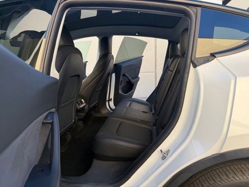 Used 2022 Tesla Model Y Long Range image 15