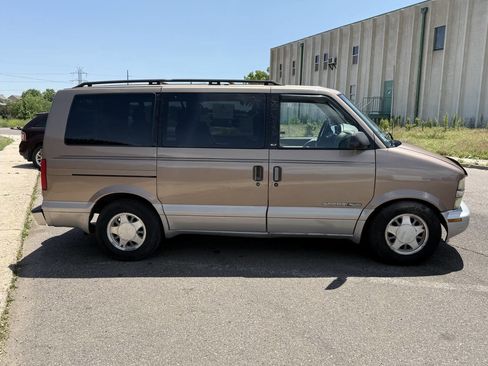 Used 2000 GMC Safari AWD w/ SLT Marketing Option Pkg 3 image 4