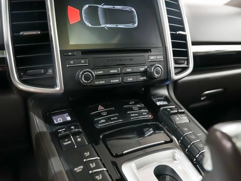 Used 2017 Porsche Cayenne Platinum Edition AWD/4WD image 28