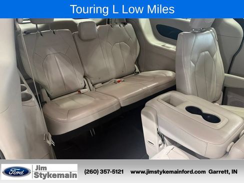 Used 2017 Chrysler Pacifica Touring-L w/ Tire & Wheel Group FWD image 43