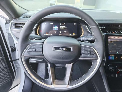 Used 2024 Jeep Grand Cherokee Limited w/ Black Appearance Package image 15