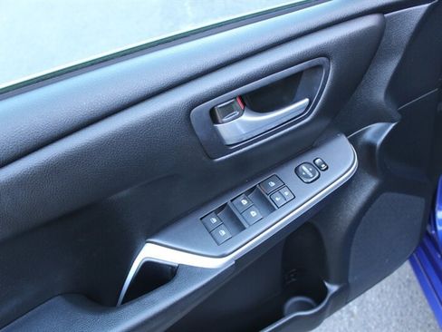 Used 2015 Toyota Camry SE w/ Moonroof Package FWD image 11