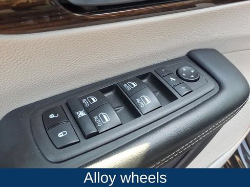 Used 2023 Chrysler Pacifica Limited FWD image 21