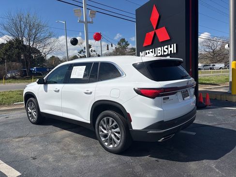 Used 2025 Buick Enclave Preferred AWD/4WD image 8