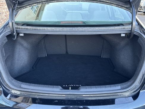 Used 2019 Hyundai Elantra SE image 11