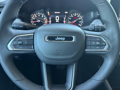 Used 2025 Jeep Compass Latitude AWD/4WD image 11