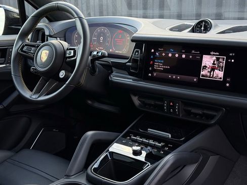 Used 2025 Porsche Cayenne GTS image 27