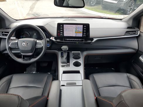 Used 2022 Toyota Sienna XSE image 22