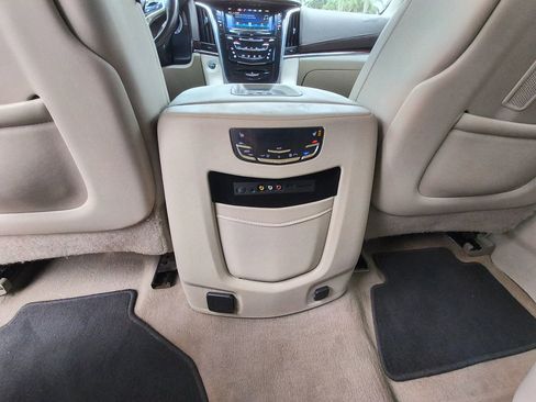 Used 2016 Cadillac Escalade Luxury RWD image 22