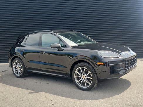 Used 2025 Porsche Cayenne image 10