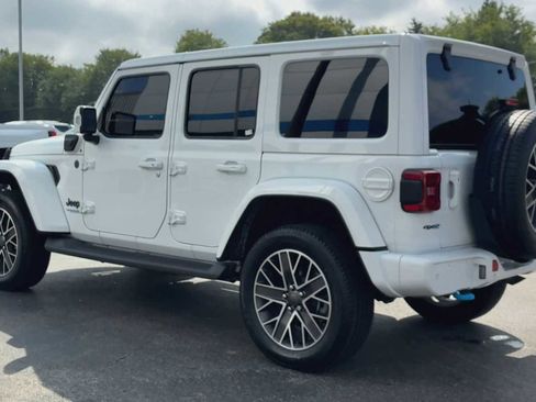 Used 2022 Jeep Wrangler Unlimited Sahara image 4