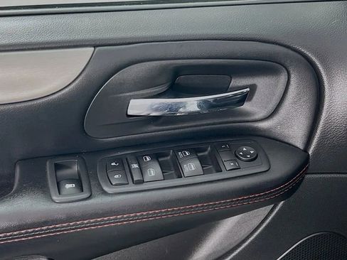 Used 2019 Dodge Grand Caravan GT image 18