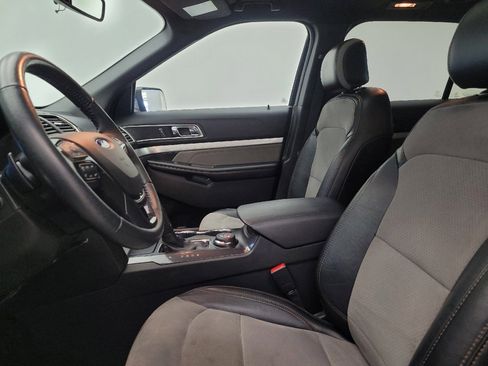 Used 2017 Ford Explorer XLT w/ Equipment Group 202A AWD/4WD image 17